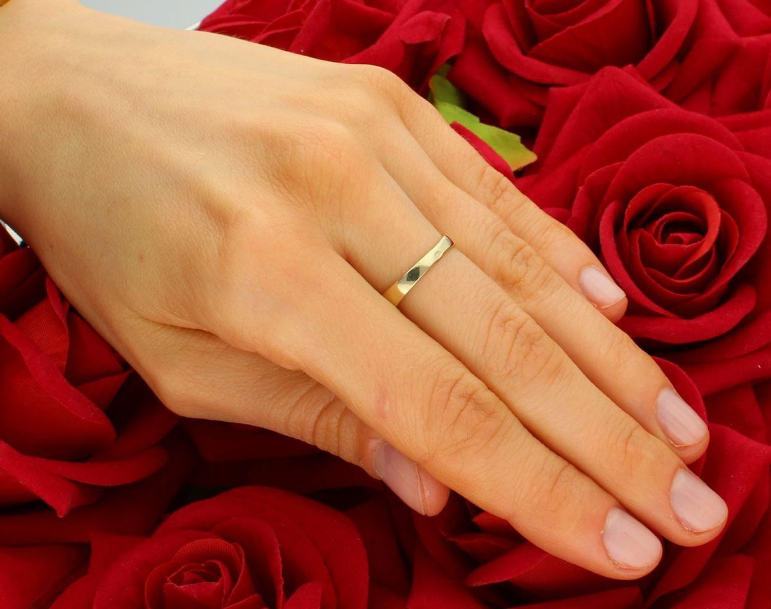 Złoty pierścionek brązowa cyrkonia z białą linią próba 375, PI 5666E 375. Złoty pierścionek z brązową cyrkonią to subtelna i elegancka biżuteria, która zyskuje na popularności dzięki 1.jpg